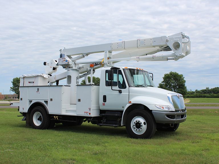 Terex bucket truck with bluemax loadsensing technology
