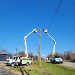 Bluemax USA lineman using dynamometers line sagging and tensioning