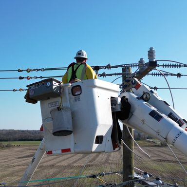 Bluemax USA lineman using dynamometers line sagging and tensioning