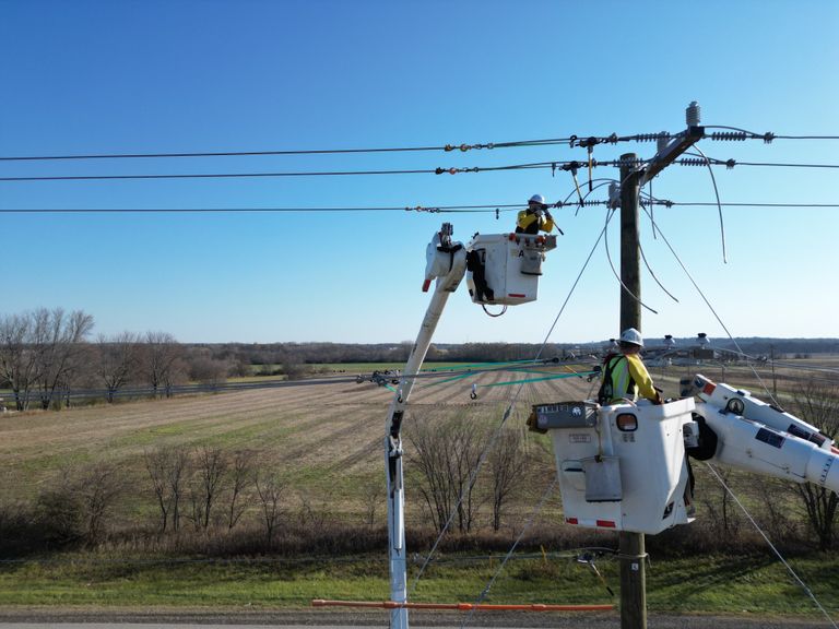 Bluemax USA lineman using dynamometers line sagging and tensioning
