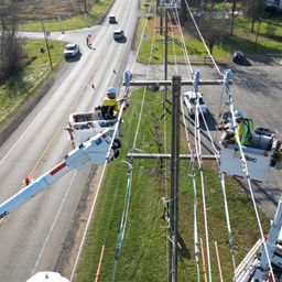 Bluemax USA lineman using dynamometers line sagging and tensioning
