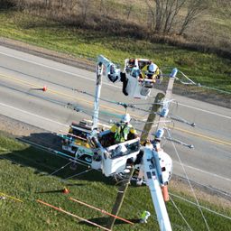 Bluemax USA lineman using dynamometers line sagging and tensioning