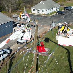 Bluemax USA lineman using dynamometers line sagging and tensioning