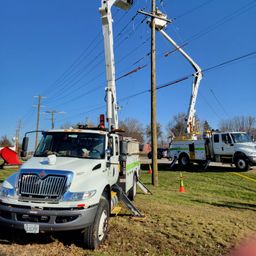 Bluemax USA lineman using dynamometers line sagging and tensioning