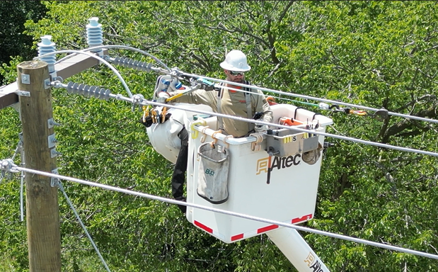 Bluemax USA lineman using dynamometers line sagging and tensioning