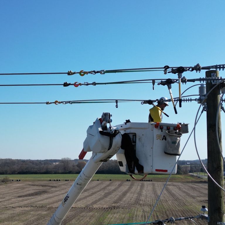 Bluemax USA lineman using dynamometers line sagging and tensioning