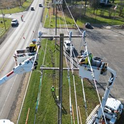 Bluemax USA lineman using dynamometers line sagging and tensioning