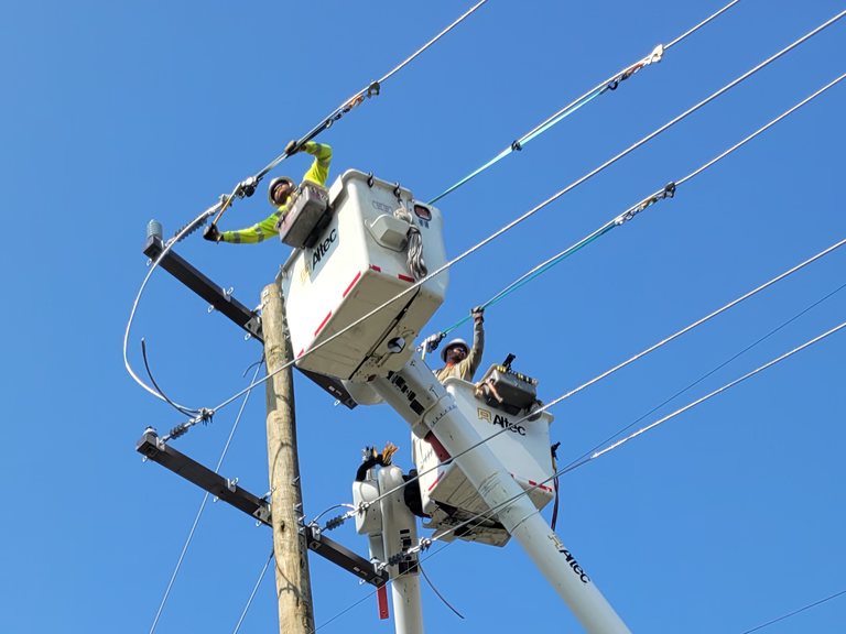 Bluemax USA lineman using dynamometers line sagging