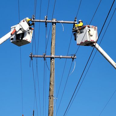 Bluemax USA lineman using dynamometers line sagging and tensioning